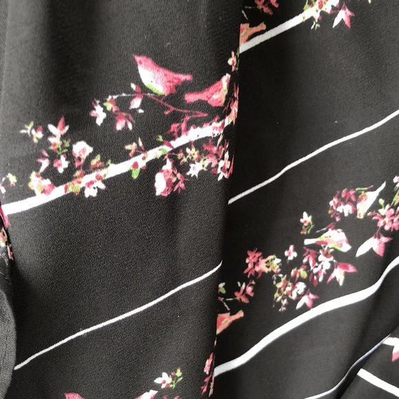 Worthington feminine Ruffle and Birds Shirt-Medium - Picture 3 of 9